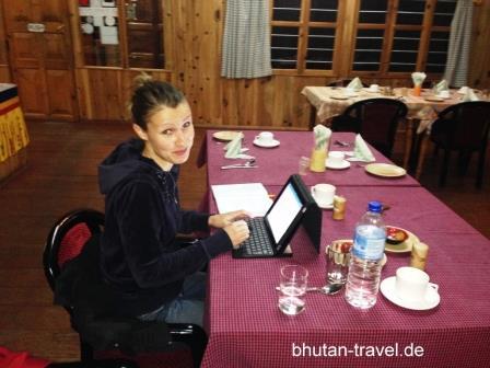 23 Bhutanspezialistin Susanne Huber am Abend bei der taeglichen Arbeit des verfassens des Reiseberichtes